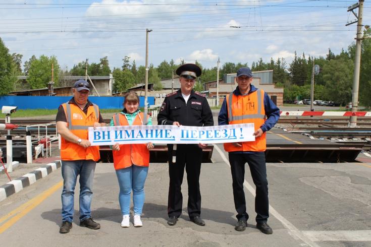 В Международный день безопасности на железнодорожных переездах сотрудники ГИБДД Сузунского района провели профилактическое мероприятие «Внимание, переезд!»