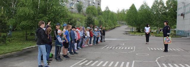 В Новокузнецком районе школьники повторяют на каникулах дорожные правила