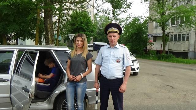 Сотрудники Госавтоинспекции в г. Десногорске провели профилактические беседы о важности использования детских удерживающих устройств и ремней безопасности