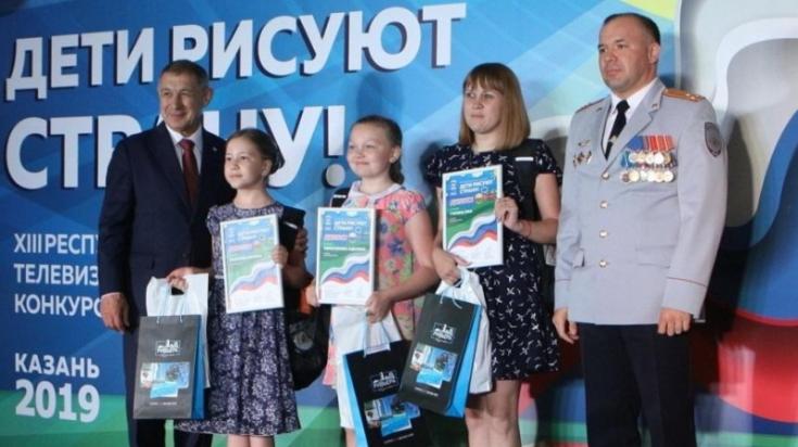 В День России главный госавтоинспектор Татарстана и директор государственного бюджетного учреждения «Безопасность дорожного движения» наградили призеров республиканского конкурса «Дети рисуют страну»
