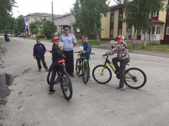 Сотрудники ГИБДД в городе Анива провели акцию «Катайся по правилам»