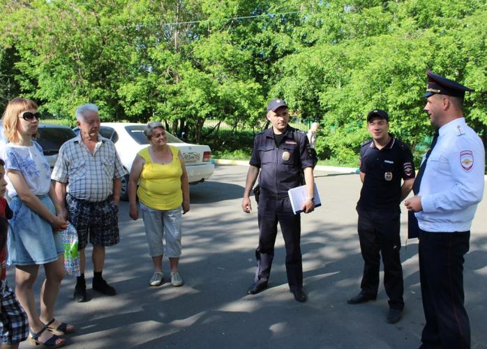 Сотрудники ГИБДД Красноярска на сходе граждан напомнили о проблеме детского дорожного травматизма