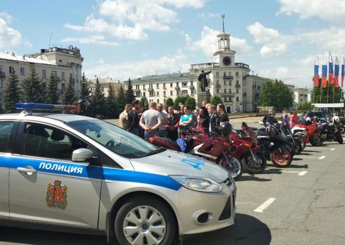 В Железногорске Госавтоинспекторы и байкеры провели совместную акцию «Взаимная вежливость ради безопасности»