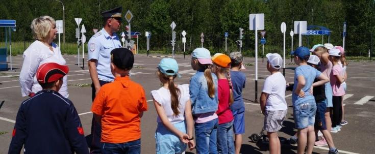 Сотрудники подмосковной Госавтоинспекции проводят практические занятия с детьми на автогородке