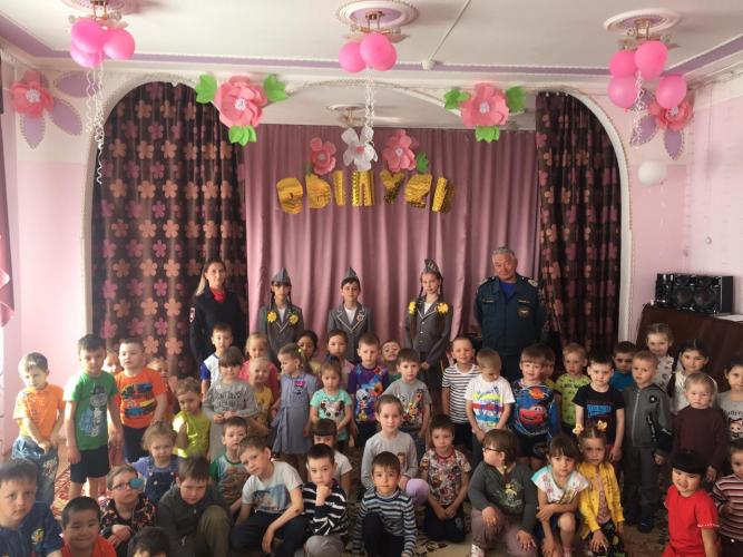 В Северобайкальске сотрудники ГИБДД совместно с ЮИДовцами и представителем МЧС посетили воспитанников детского сада