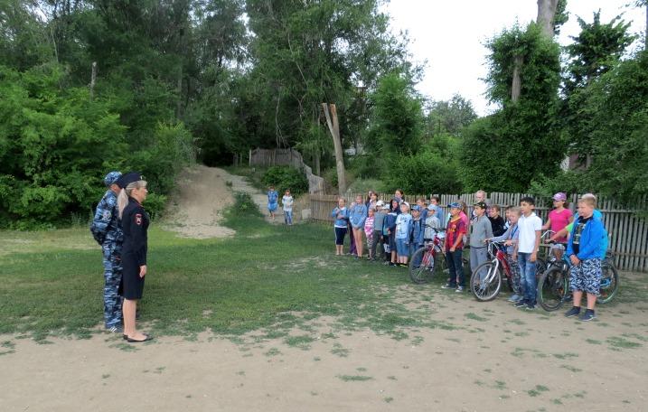 В Вольске дорожные полицейские провели практическое занятие по обучению юных велосипедистов безопасности на дороге