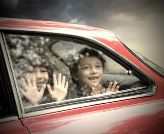 Госавтоинспекция МВД России призывает водителей соблюдать меры безопасности при нахождении детей в салоне автомобилей