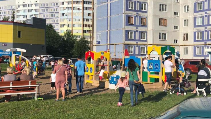 В нижнекамском дворе открыли детский игровой комплекс «ДПС»