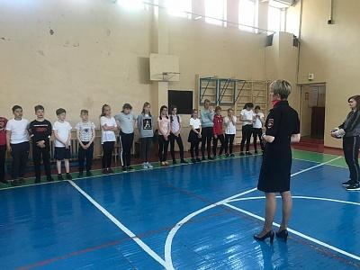 Холмские автоинспекторы напомнили школьникам о ПДД