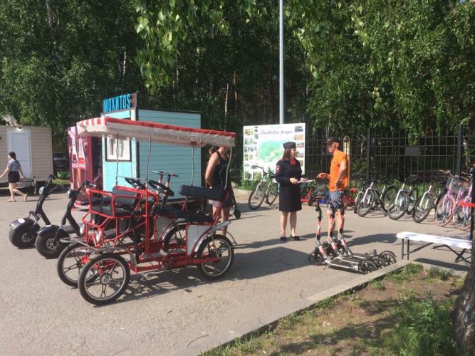 Тюменские автоинспекторы проводят выездные уроки дорожной безопасности в пунктах проката двухколесного транспорта