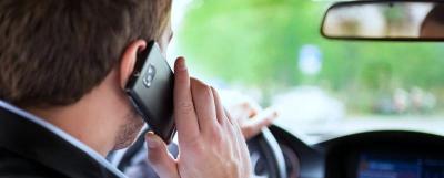 Российские автолюбители признали использование мобильных телефонов за рулем опасным явлением, приводящим к ДТП