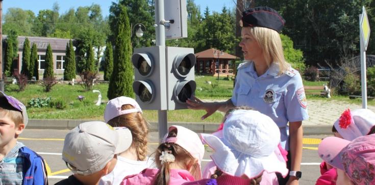 В одном из автогородков Подмосковья автоинспекторы рассказали юным пешеходам о важности соблюдения дорожных правил