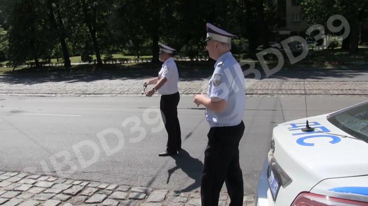 В Калининграде сотрудники Госавтоинспекции совместно ЮИДовцами провели профилактическое мероприятие «Пристегни самого дорогого!»