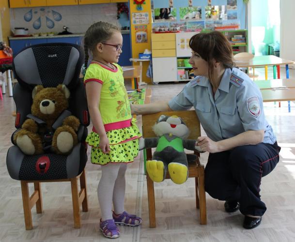 В Новокузнецком районе полицейские объяснили дошкольникам для чего необходимо автокресло