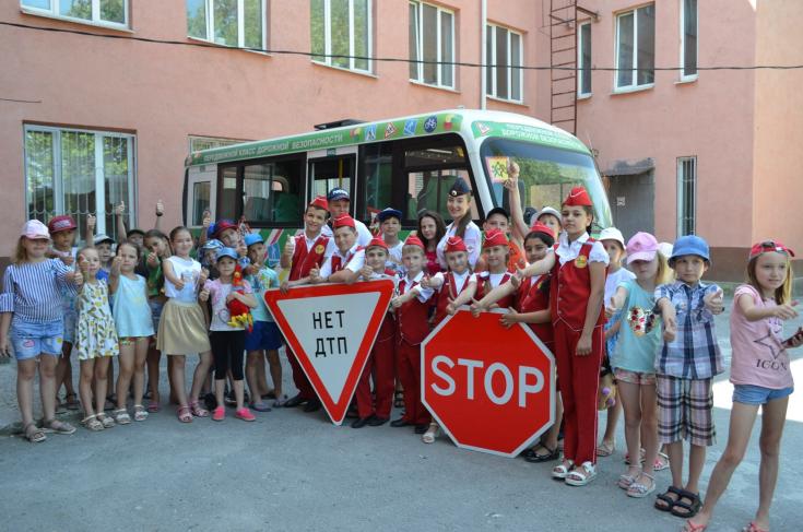 В рамках регионального проекта «Безопасность дорожного движения» сотрудники Донской Госавтоинспекции проводят занятия в передвижном классе безопасности