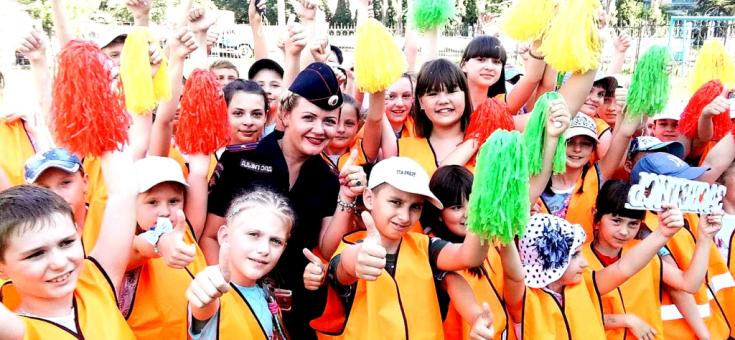 Отдыхающие детских лагерей ярким флешмобом призвали белгородцев стать заметнее