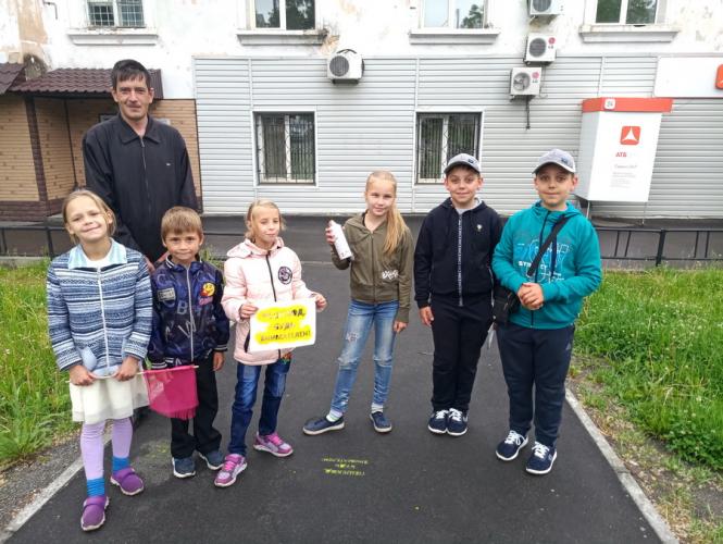 Во время летних каникул школьники Приамурья при помощи тематических надписей на асфальте привлекли внимание пешеходов к соблюдению ПДД