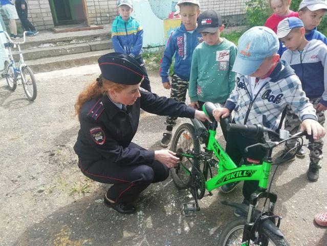 В Бологовском районе детям напомнили о ПДД