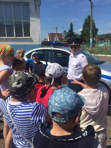 В период летних каникул Госавтоинспекторы напомнили детям основы дорожной безопасности