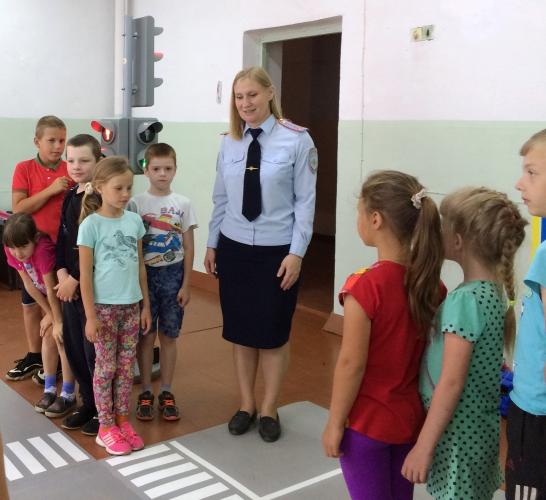 На базе автогородка юные новгородцы решают непростые дорожные задачи