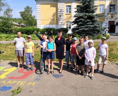 В Смоленске сотрудники Госавтоинспекции провели акцию "На велосипеде только по правилам"
