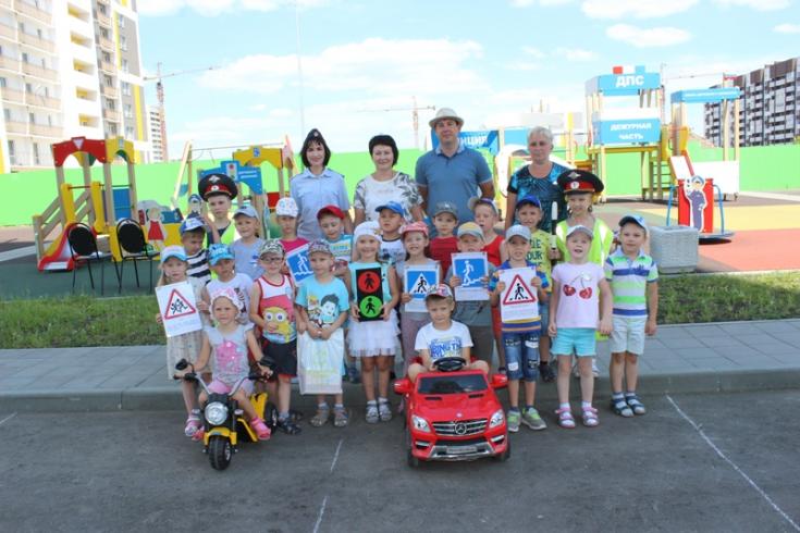 Сотрудники Пензенской Госавтоинспекции напоминают воспитанникам детского сада о правилах дорожной безопасности.