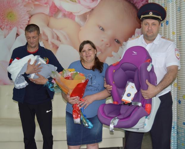 В Красноярском крае начальник Госавтоинспекции подарил семье автокресло