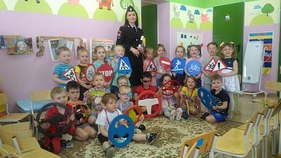 Юные участники дорожного движения знакомятся с основами ПДД