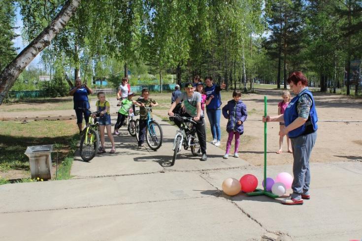 В Красноярском крае, живопись на асфальте напоминает участникам дорожного движения о безопасности на дорогах