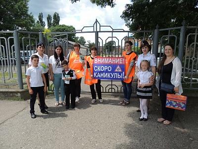 В Адыгее госавтоинспекторы и родители проводят беседы по безопасному поведению на дороге