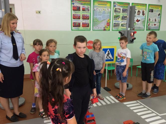 На базе автогородка юные новгородцы решают непростые дорожные задачи