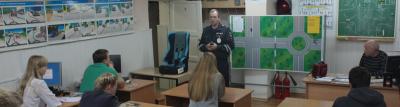 Курсантов кировских автошкол учат правильно пристегивать ребенка в автокресле