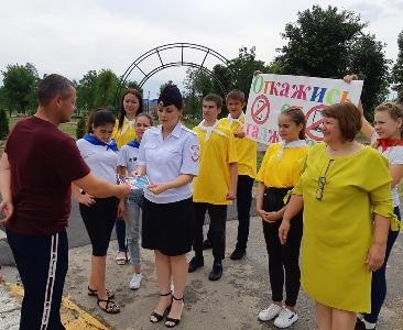 В Адыгее волонтеры призвали водителей отказаться от гаджетов при управлении автотранспортом
