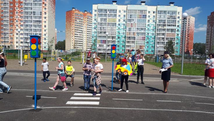 Простые, но жизненно необходимые Правила, ежедневно напоминают детям сотрудники томской Госавтоинспекции