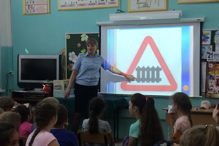Сотрудники ГИБДД города Алейска в пришкольных лагерях проводят профилактические мероприятия