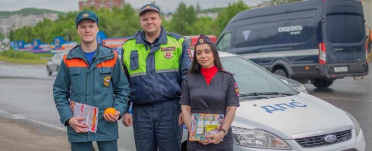 В областном центре сотрудники Госавтоинспекции и МЧС провели совместную акцию «Безопасная дорога в отпуск»