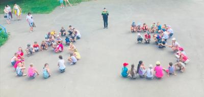 С помощью флешмоба школьники привлекли внимание жителей Брянской области к необходимости безопасного поведения на дорогах