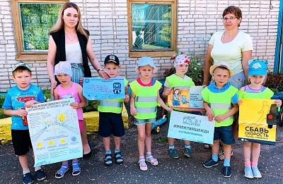Тематические памятки-дорхенгеры агитируют новгородских водителей на соблюдение принципов дорож-ной безопасности