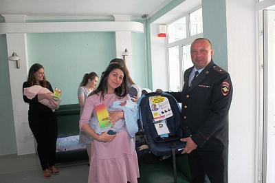 Новорожденные пятигорчане получили автокресла в рамках социальной кампании «Пристегни себя и пассажира!»