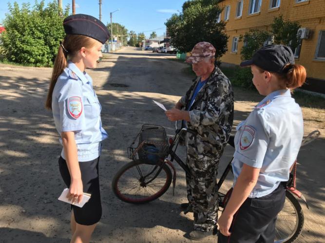Полицейские проводят просветительскую работу среди населения