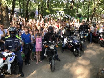 Ставропольские байкеры рассказывают детям, отдыхающим в оздоровительных лагерях, о правилах дорожной безопасности