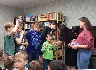 В Мурманске сотрудники ГИБДД провели профилактическое мероприятие по Правилам дорожного движения в летнем лагере