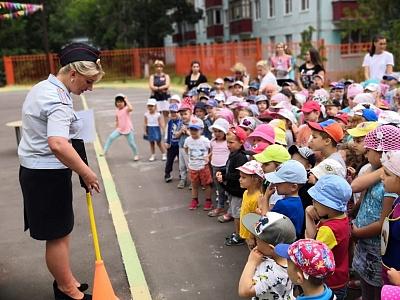 Сотрудники подмосковной Госавтоинспекции напомнили дошкольникам о дорожной безопасности