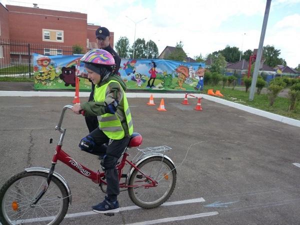 Юные участники профильных трудовых объединений принимают участие в мероприятиях по безопасности дорожного движения