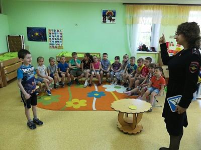 В Югре сотрудники ГИБДД провели занятия с малышами детских садов
