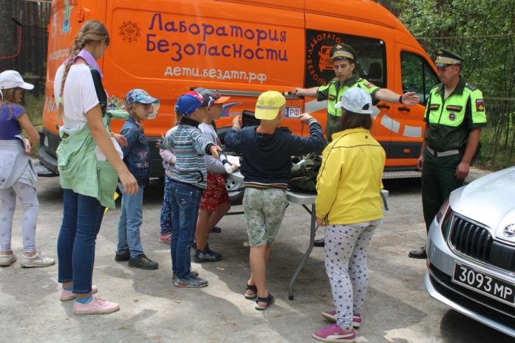 200 брянских детей прошли экспресс-курс дорожной безопасности на базе мобильного комплекса по обучению навыкам безопасного поведения в транспортной среде