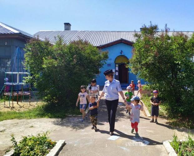 Сотрудники ГИБДД и курсанты ведомственного ВУЗа проводят профилактические мероприятия в детских садах города Орла