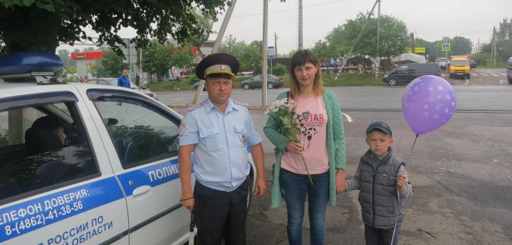В Орловской области сотрудники ГИБДД поздравили жителей с Днем семьи, любви и верности