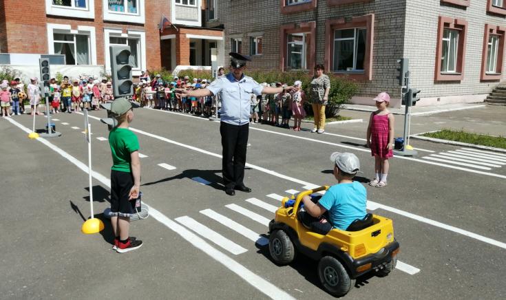 В городе Иваново дошколята изучают Правила дорожного движения с помощью мобильных автогородков