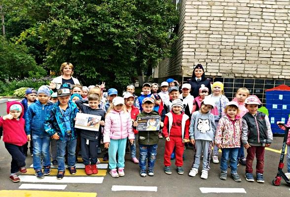 Госавтоинспекторы Серпухова провели с детьми занятие по правилам дорожного движения